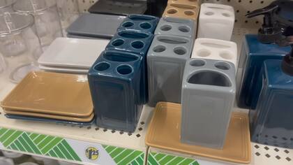 Dollar Tree tiene un dispensador de jabón de manos que es un dupe de otro en West Elm; cuesta un 93% menos