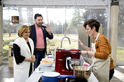 Dolli Irigoyen en su rol de jurado de Bake Off, junto a Damián Betular