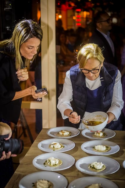 Dolli irigoyen estuvo cocinando en vivo frente a más de 100 comensales.
