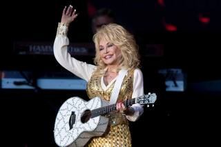Dolly Parton reversionó uno de sus clásicos para promover la vacunación
