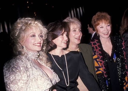 Dolly Parton, Sally Field, Olympia Dukakis y Shirley MacLaine, retratadas por Ron Galella en la premiere de Magnolias de acero