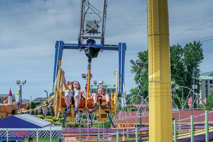 Dollywood combina parques de diversiones con espectáculos