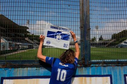 En el estadio Carmelo Zerillo de Gimnasia y Esgrima de la Plata rinden homenaje a su querido DT.