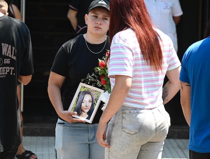 Dolor en el sepelio de Sofía Delgado en San Lorenzo