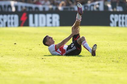 Dolor en la pierna izquierda de Nacho Fernández; el capitán, de 34 años, pasó una hora en la cancha, hasta ser reemplazado por el juvenil Franco Mastantuono.