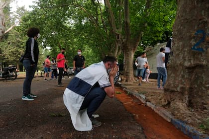 Dolor en las inmediaciones del estadio Carmelo Zerillo de Gimnasia y Esgrima de la Plata por la muerte de Diego Maradona