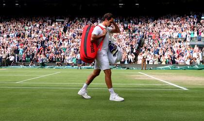 Dolor en su último match: la despedida de Federer tras caer en los cuartos de final de Wimbledon, ante Hubert Hurkacz.