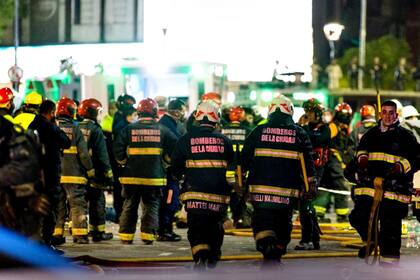 Dolor entre los compañeros de los bomberos muertos