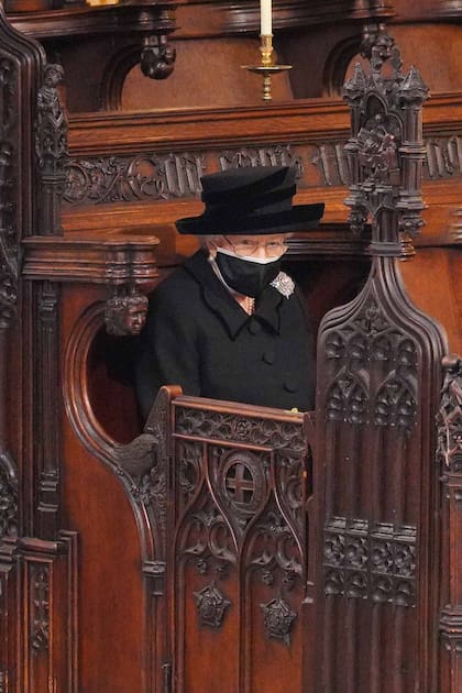 DOLOR… Su Majestad se sienta sola en la capilla de St. George, en Windsor, y le da el último adiós a su marido, el príncipe Felipe. En noviembre de 2020 habían celebrado 73 años de casados.