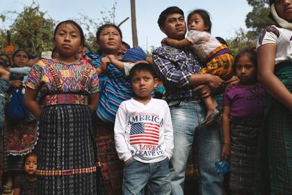 Dolor y despedida. A la derecha, asistentes al funeral de dos niños asesinados en San Juan Sacatepéquez, Guatemala