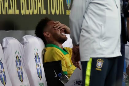 Dolor y tristeza en Neymar, que pasa por un momento difícil de su carrera.