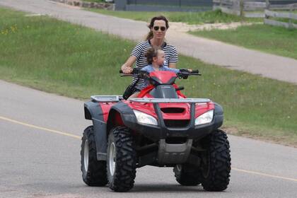 Lara Bernasconi fue protagonista de una inesperada polémica, luego de ser fotografiada junto a su hijo Iñaki, al mando de un cuatriciclo por la ruta de entrada a José Ignacio; ni ella ni el pequeño, de 21 meses, llevaban casco