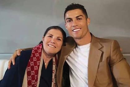 Dolores Aveiro junto a su hijo, el astro del fútbol portugués.