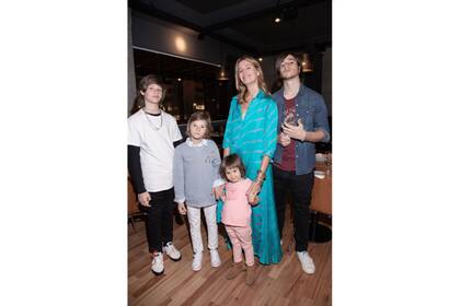 Dolores Barreiro junto a cuatro de sus cinco hijos