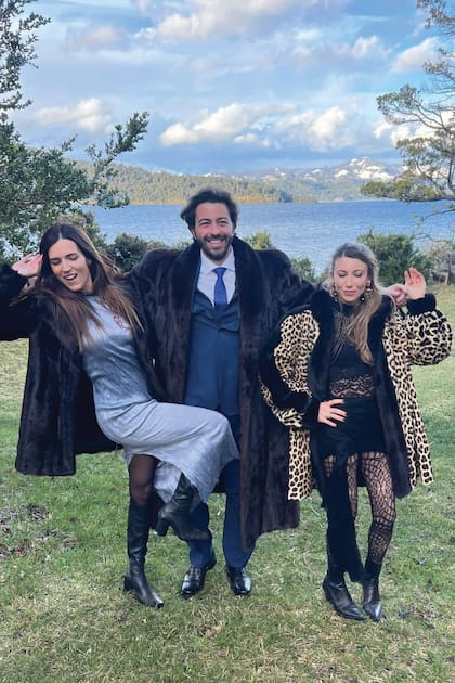 Dolores Barreyro Larriviere y su marido, Juan Pereyra Iraola (hijo de Antonio Pereyra Iraola y Mimi Blaquier Arrieta), con Millie Blaquier ensayan poses en el parque.