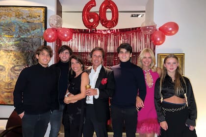 Dolores Cahen d’Anvers con sus hijos, Rufino, Simón e Isidro Mazza, 
junto al cumpleañero, Valeria y su hija Taína, en San Isidro. 