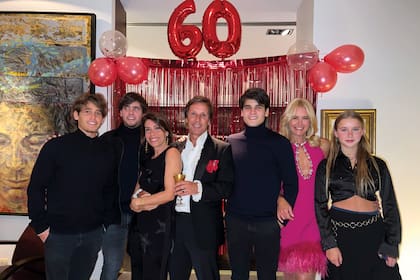 Dolores Cahen d’Anvers con sus hijos, Rufino, Simón e Isidro Mazza,
junto al cumpleañero, Valeria y su hija Taína, en San Isidro.