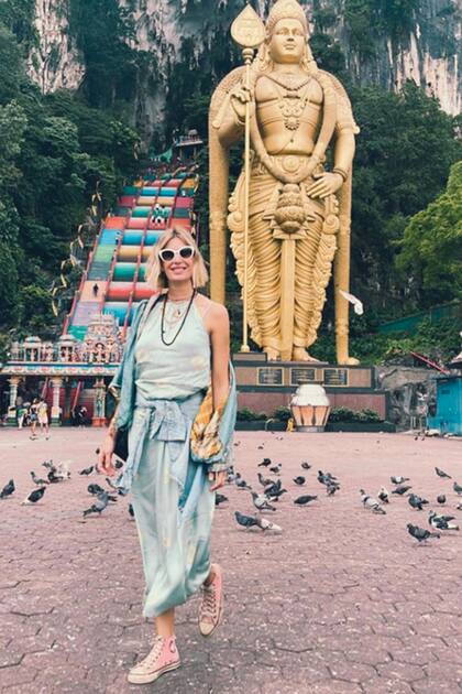 Dolores en su visita a las Cuevas de Batu, ubicadas a 13 kilómetros al norte de Kuala Lumpur. Detrás de ella, se ve la gigantesca estatua dorada del dios Murugan.