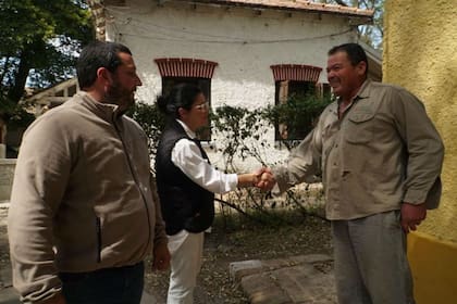 Dolores Etchevehere saludando al casero de la estancia Las Margaritas