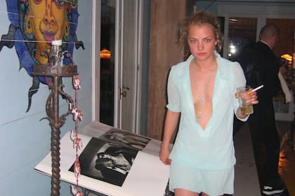 Dolores Fonzi en la "casa celeste" de Alan Faena