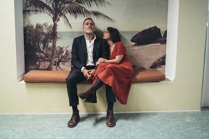 Dolores Fonzi en Nonostante, su primera película en italiano, que se estrena este año en Venecia; a su lado, el protagonista masculino y director, Valerio Mastandrea