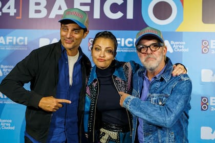 Dolores Fonzi junto a Joaquín Furriel y Mex Urtizberea muy divertidos post proyección