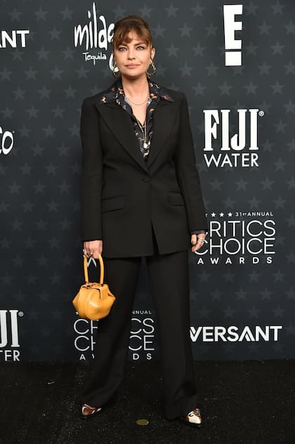 Dolores Fonzi llegó hasta los Critics Choice gracias a su película Belén, nominada a mejor película extranjera. La actriz y directora apareció en la alfombra roja con un sobrio y elegante traje negro que completó con una camisa estampada y un clutch en suela