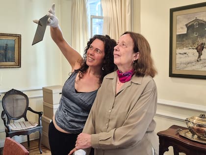 Dolores Gálvez observa en compañía de su madre Dorotea, los vidrios legados por su ancestro Jorge Drago Mitre.