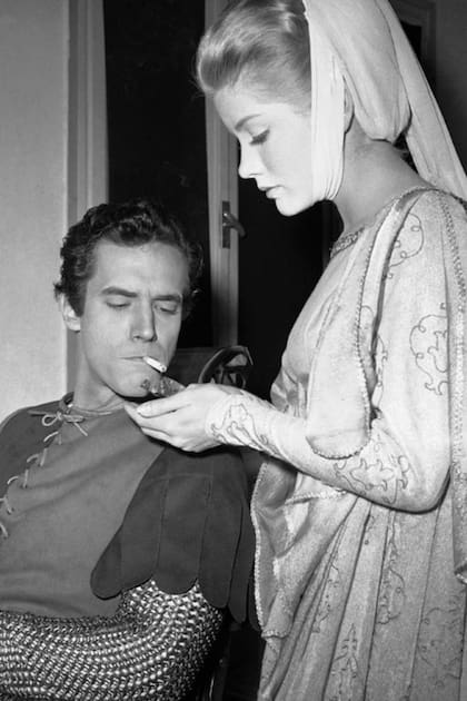 Dolores Hart y Bradford Dillman en el set de San Francisco de Asís