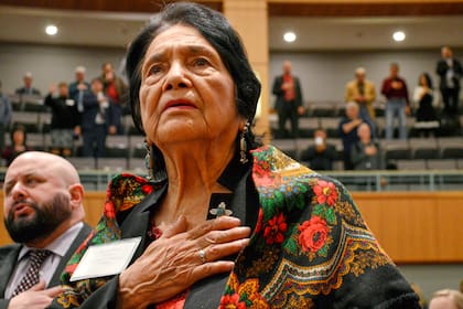 Dolores Huerta, activista de origen mexicano y con 96 años la persona de mayor edad en toda la lista