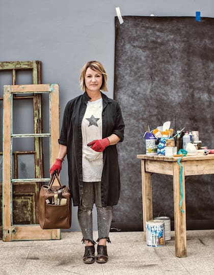 Dolores Maciel (restauración de muebles). Trabaja en todo tipo de muebles, antiguos, modernos, en buen o en mal estado