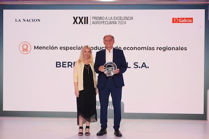 Dolores Mitre, jefa de prensa y Relaciones Públicas de LA NACION, le entregó el reconocimiento especial por economías regionales a Alejandro Pannunzio, de Berries del Sol