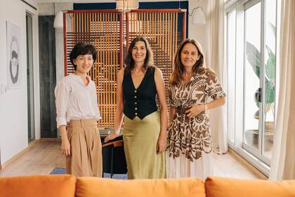 Dolores Morita (izq.) y Mariana Amoroso (der.) en su espacio junto con Mariana Kratochwil, directora de Living, el día de la apertura de la feria.