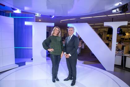 Dolores Pasman y Daniel López Rosetti posan desde el centro de la redacción de LA NACION