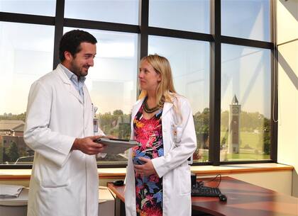 Dolores perkins y pedro Valdez, médicos. ''El primer mes desde que nos mudamos, yo iba y venía a Capital. No aguanté más el viaje. Pasaba tres horas diarias en la autopista. Me animé a renunciar y pocos meses después conseguí trabajo acá'', cuenta Dolores