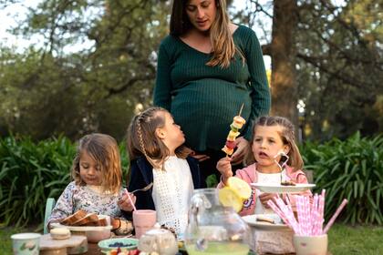 Dolores posando junto a algunas de sus hijas.