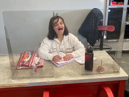 Dolores, que tiene 48 años y síndrome de Down, trabaja hace cinco años en la empresa: se ocupa de preparar el desayuno y está a cargo de organizar las facturas