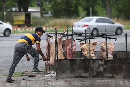 Uno de los asadores de la parrilla Carlitos