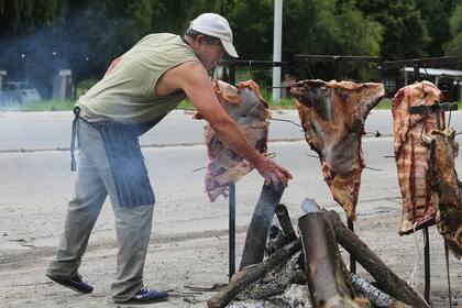 Néstor Rosales, de 68, dueño y parrillero de El Paisano