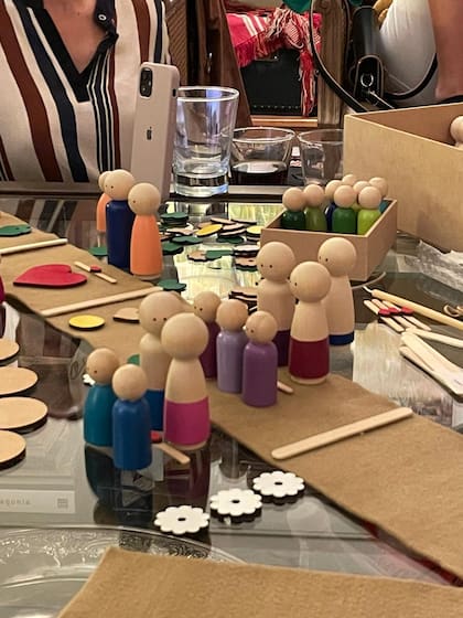 Dolores Tassara es la creadora de estos juegos de madera que se utilizan en las dinámicas de familia