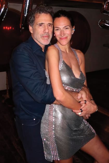 Dolores Trull, con un sensual vestido de Marcelo Giacobbe, posa junto a su marido, Alejandro Pueyrredón
