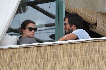 Dolores y Gael, muy enamorados, disfrutan de la tarde en Punta del Este