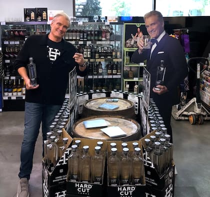 Dolph Lundgren lanza su nueva marca de vodka y celebra la adquisición de la ciudadanía americana