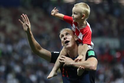 Domagoj Vida, en el festejo final por el subcampeonato con su hijo, tras caer ante Francia en la definición de Rusia 2018