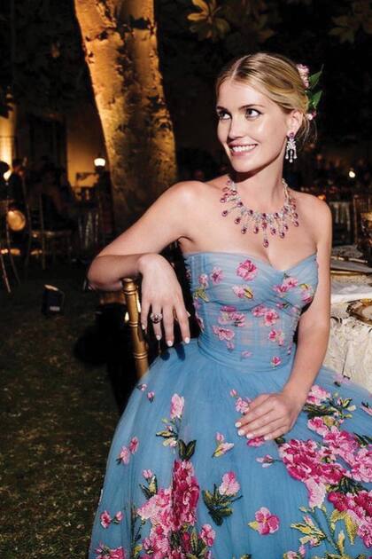 Domenico Dolce y Stefano Gabbana crearon en total cinco vestidos para que Kitty usara a lo largo de la noche, según explicaron ellos, para celebrar “la belleza de la novia, la pasión por la alta costura y la plena felicidad del momento”. Ella es embajadora de la marca Dolce & Gabbana