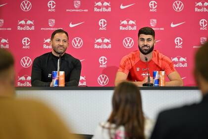 Domenico Tedesco, DT de RB Leipzig, y Josko Gvardiol, en una conferencia de prensa este jueves