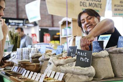 Dominga vende sus maíces en la feria