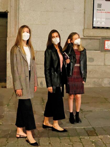 Domingo 2. La familia real española festejó el Día de la Madre yendo a ver la ópera Peter Grimes. Leonor estrenó corte de pelo (un “midi” muy popular
entre las chicas de su edad) y tomó prestado un vestido con efecto óptico de Letizia (el modelo es de Hugo Boss), que combinó con una chaqueta de
cuero y borcegos. Su hermana Sofía, en tanto, hizo twinning con su mamá (ambas llevaron pantacourt y chatitas) y recurrió al ropero de su hermana
mayor para tomar prestado un saco príncipe de Gales