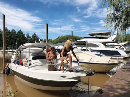 Domingo 28 de febrero. Escoltada por Ignacio Castro Cranwell, Karina Rabolini presume de su figura cuidada. A los 53, la ex modelo se entrena a diario y cumple con un plan alimentario sin hidratos, a base de carnes y ensaladas (come harinas una vez cada doce día).