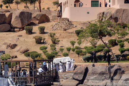 Domingo 9 de febrero, el féretro del 49° Imán y líder espiritual de los musulmanes chiitas ismaelitas se descargó del barco que lo trasladó de Portugal a Egipto y es llevado a pulso para ser enterrado en el mausoleo del Aga Khan, construido en la orilla occidental del río Nilo, en la ciudad de Asuán.